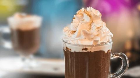 Pó brilhante comestível (glitter comestível) para decoração de bolos e bebidas.