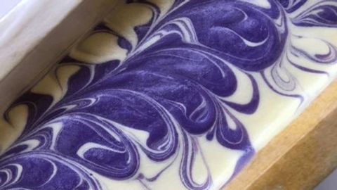 Pigmentos e brilhos de grau cosmético para sabonetes feitos pelo processo a frio.