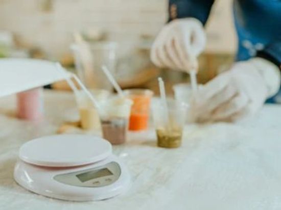 Por que alguns pós de mica perolados sedimentam mais rapidamente em resinas de baixa viscosidade?