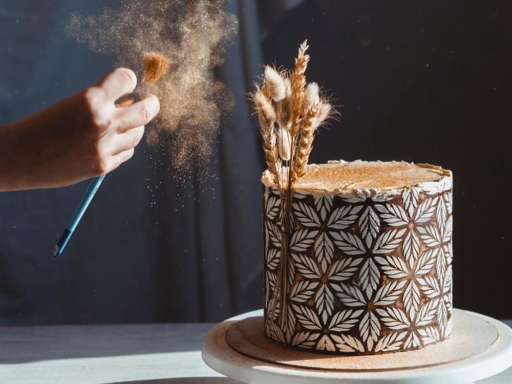 Como usar glitter comestível em bolos